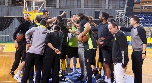 &Mu;&epsilon; &tau;&eta;&nu; &pi;&lambda;ά&tau;&eta; &sigma;&tau;&omicron;&nu; &tau;&omicron;ί&chi;&omicron; &kappa;ό&nu;&tau;&rho;&alpha; &sigma;&tau;&eta;&nu; &Kappa;ύ&mu;&eta;