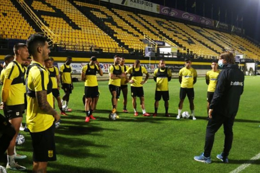 &Mu;&epsilon; 14 &pi;&alpha;ί&kappa;&tau;&epsilon;&sigmaf; &kappa;ό&nu;&tau;&rho;&alpha; &sigma;&tau;&eta;&nu; &Alpha;&Epsilon;&Kappa; &kappa;&alpha;&iota; &tau;&omicron;&nu; &laquo;&mu;&alpha;&rho;&alpha;&theta;ώ&nu;&iota;&omicron;&raquo; &tau;&omega;&nu; &pi;&lambda;έ&iota;&omicron;&phi;&sigmaf;