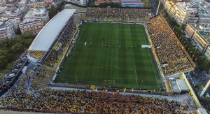 &Mu;&epsilon; &delta;&iota;&alpha;&phi;&omicron;&rho;&epsilon;&tau;&iota;&kappa;ό &pi;&rho;ό&sigma;&omega;&pi;&omicron; &kappa;ό&nu;&tau;&rho;&alpha; &sigma;&tau;&omicron;&nu; &Alpha;&sigma;&tau;έ&rho;&alpha; &Tau;&rho;ί&pi;&omicron;&lambda;&eta;&sigmaf;